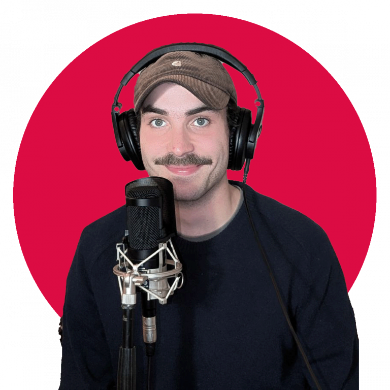 Lasse mit Kopfhörern und einem Podcast Mikrofon bei der Aufnahme.